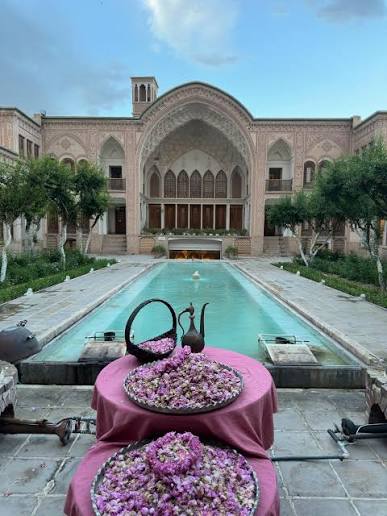 پک هدیه نوروزی گلاب و عرقیات گیاهی | راهنمای انتخاب محتویات